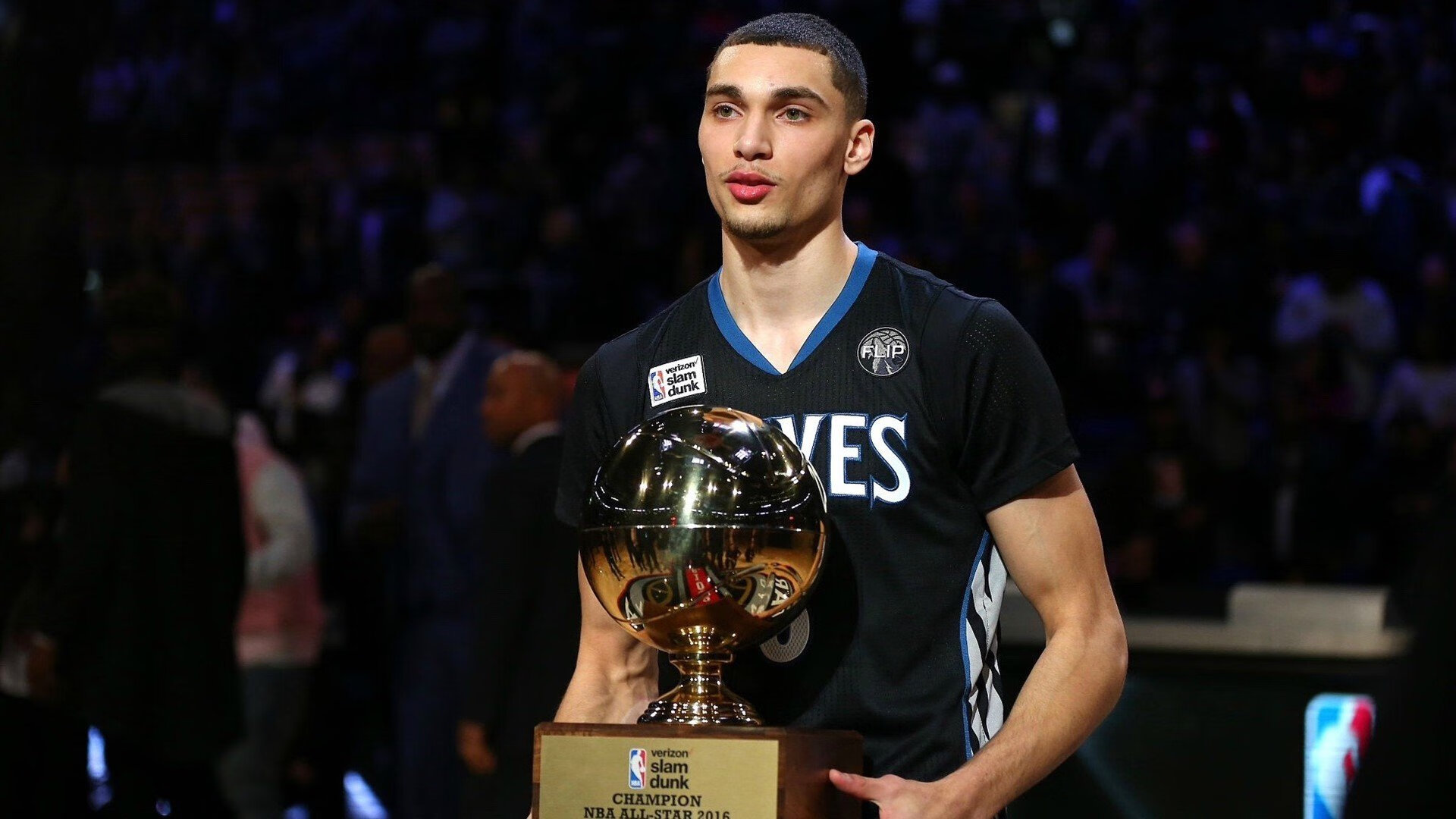 fb体育官网-赛场瞬间：球迷票选的年度最佳镜头，最佳球员投票